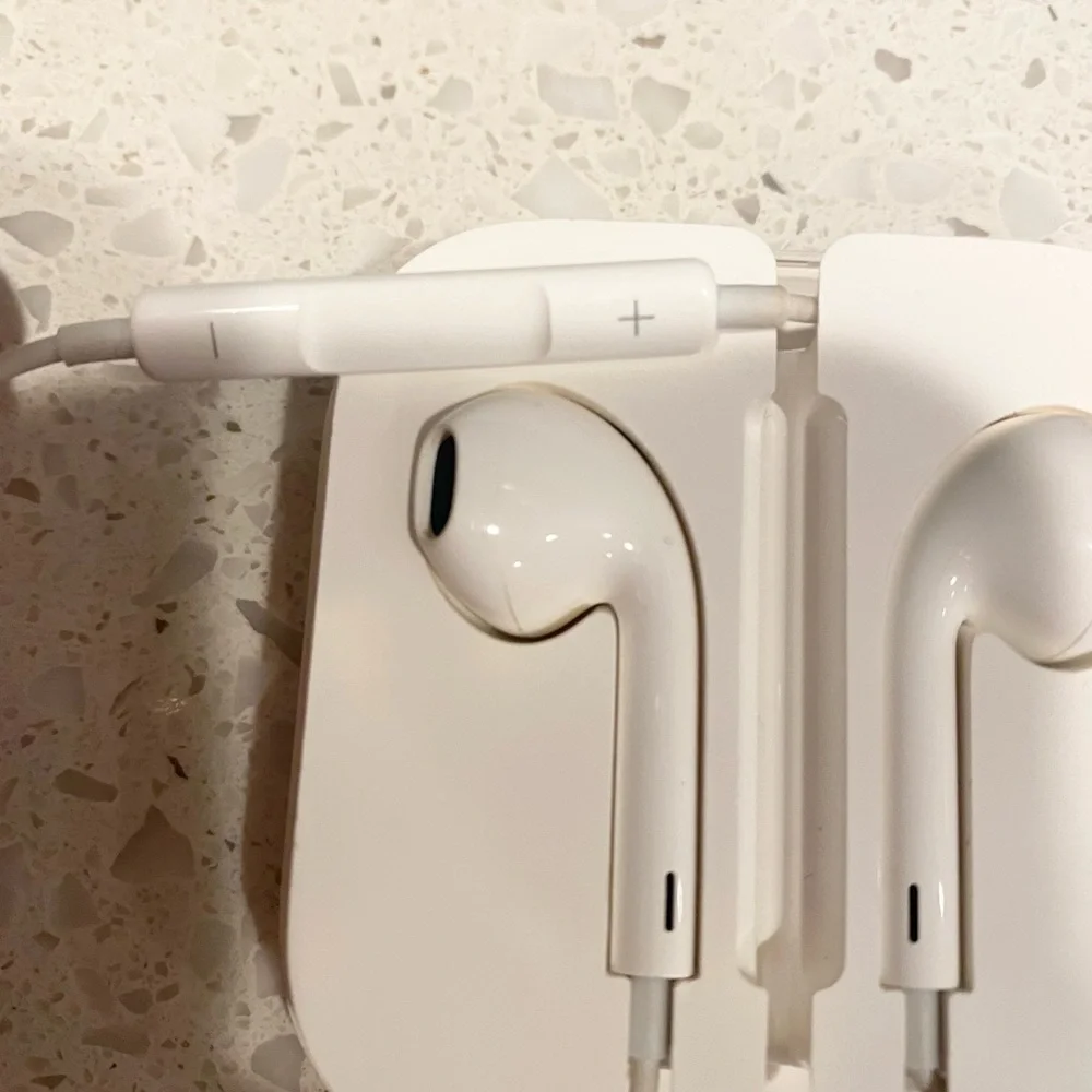Apple White Wired EarPods with Microphone and volume control. 44 inch cord.